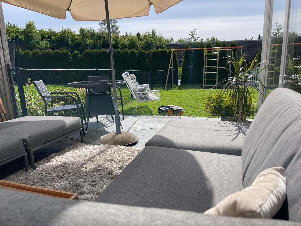 Un patio con una mesa y sillas y una sombrilla. en Floien City Apartment -Free parking, en Bergen