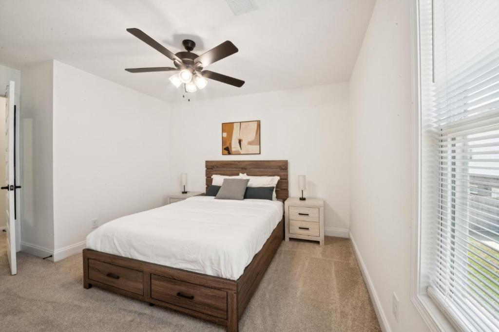 a bedroom with a bed and a ceiling fan at Arte Luxury Townhomes D6 I Comfy 2 Bed 25 Bath in Oak Grove