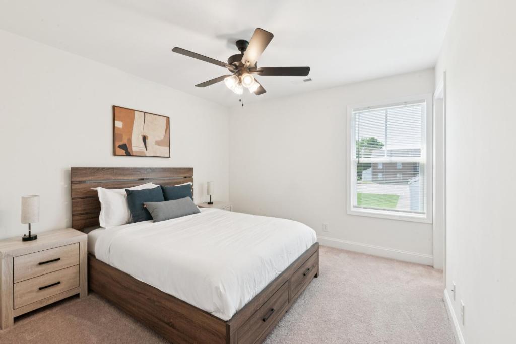 a bedroom with a bed and a ceiling fan at Arte Luxury Townhomes E2 I Comfy 2 Bed 25 Bath in Oak Grove