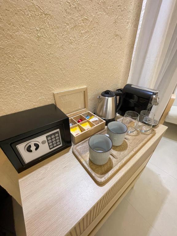 Příslušenství pro přípravu čaje a kávy v ubytování Bìfara Rooms