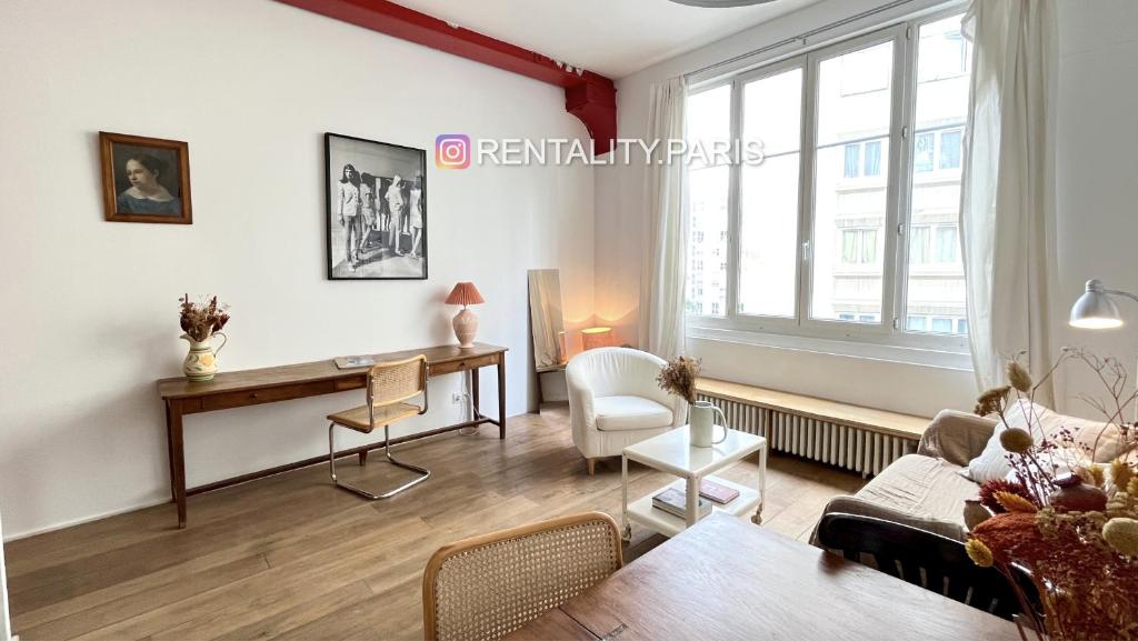 un salon avec un canapé et une table dans l'établissement Très beau Loft lumineux en plein coeur de Belleville, à Paris