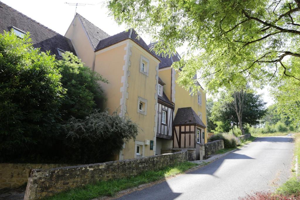a yellow house on the side of a road at Le Green de Bellême in Bellême