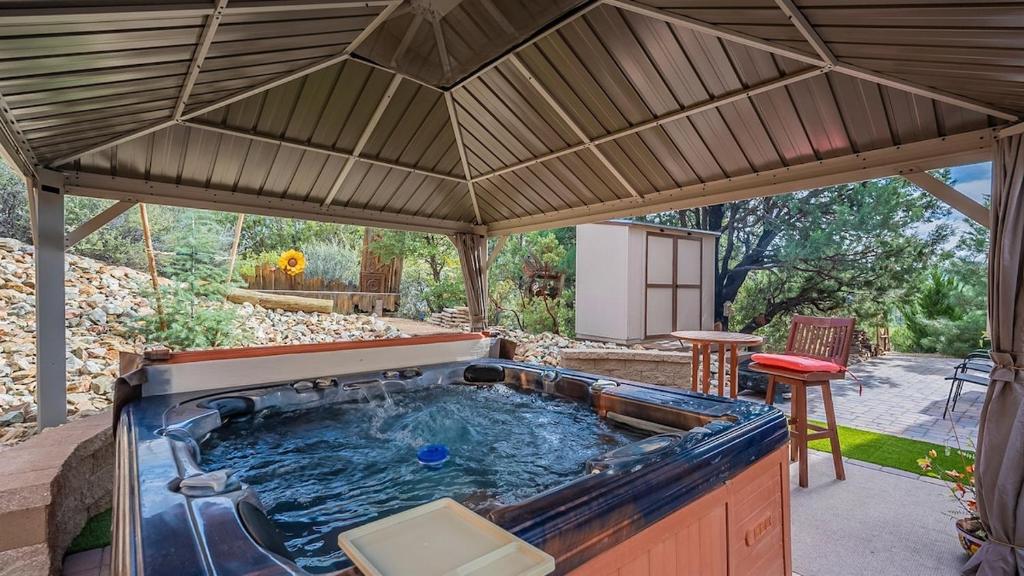 ein großer Whirlpool in einem Hinterhof mit einem offenen Sonnenschirm in der Unterkunft Casa Bella Vista -Hot tub -Amazing Views -Fire Pit in Prescott