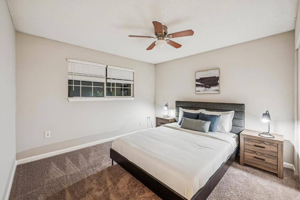 Un dormitorio con una cama y un ventilador de techo. en Kenridge Apartments 3135 I Comfy 2 Bed 2 Bath, en Decatur