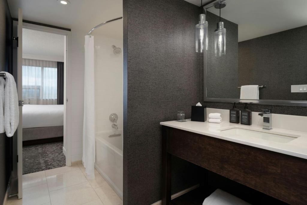 Sheraton Cavalier Calgary Hotel - Resim 3