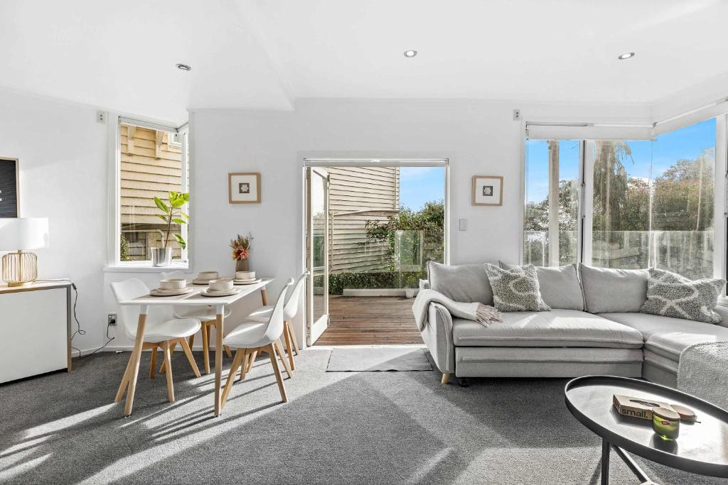 Curated visual reference: Visual Reference: Charming 2Br Hideaway Near City Peaceful Bay Auckland Preços