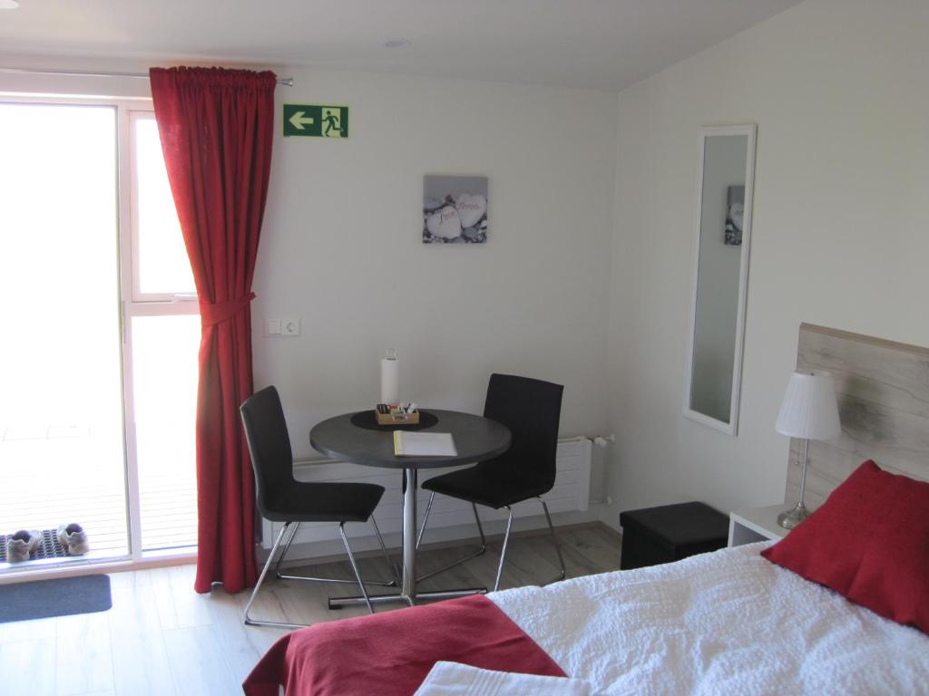 Postel nebo postele na pokoji v ubytování Skógar Sunset Guesthouse