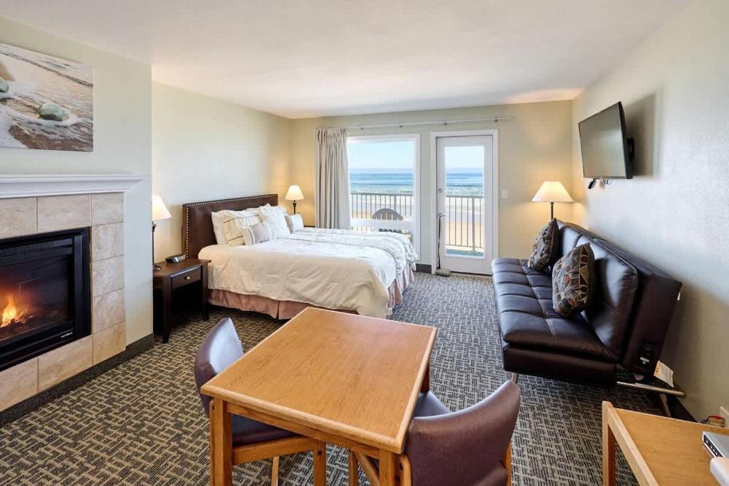 Katil atau katil-katil dalam bilik di Oceanfront Studio With Full Kitchen - Beach Access - Pool & Hot Tub