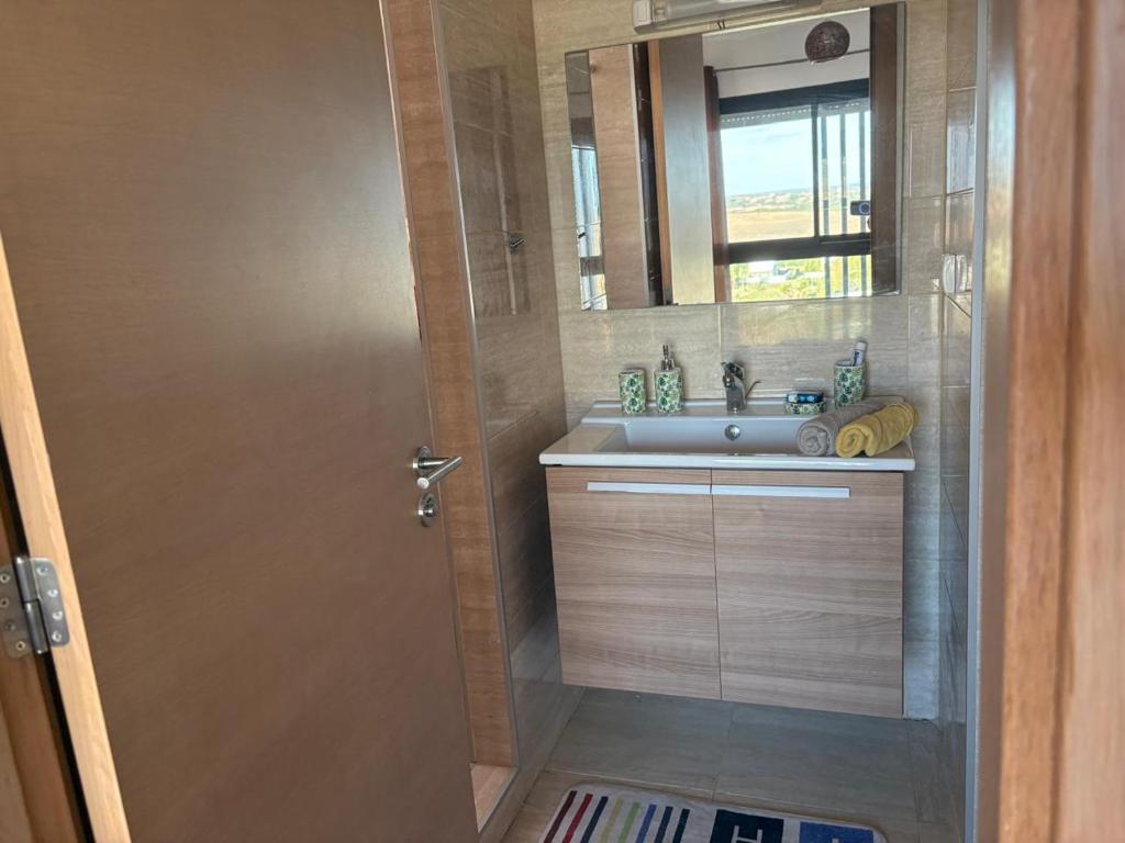 塞拉Un havre de paix的浴室里有洗手池和镜子