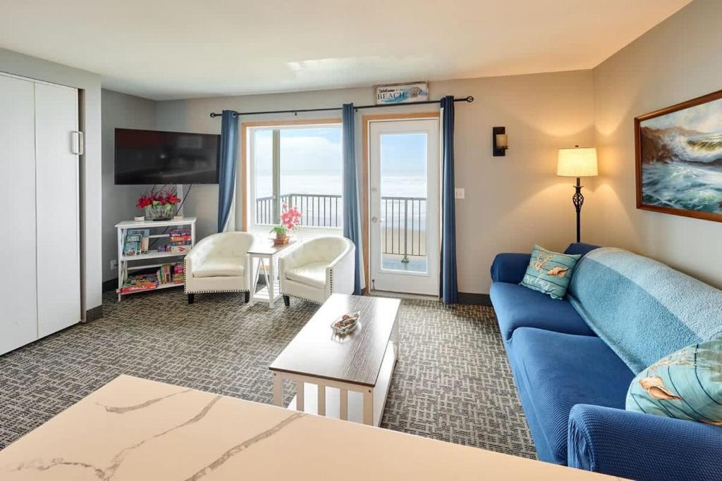 Ruang duduk di Oceanfront Suite - Sleeps Six - Pool & Hot Tub