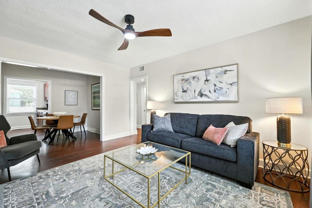 Posezení v ubytování Sleek 2 BR Condo - 2 block from San Marco