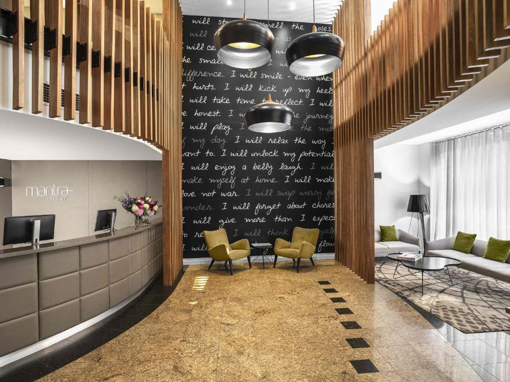 une salle d'attente avec un mur écrit dessus dans l'établissement Mantra on Kent, à Sydney