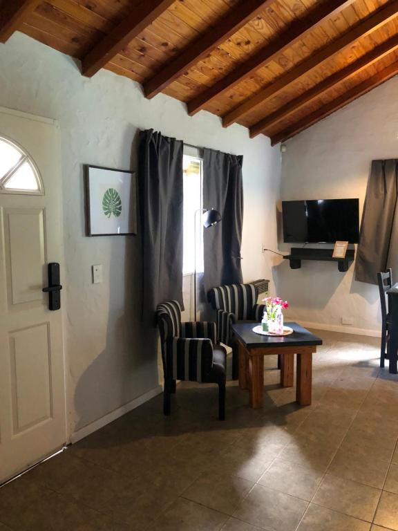 a living room with two chairs and a table at Tu Casa en la Naturaleza in San Carlos de Bariloche