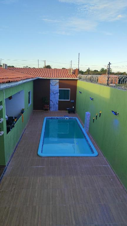 a swimming pool on the roof of a building at Casa com dois quartos e piscina in Barreirinhas