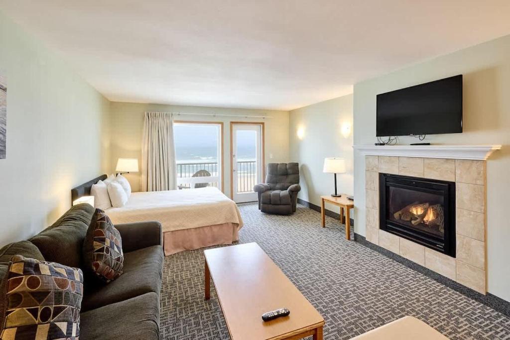 Μια τηλεόραση ή/και κέντρο ψυχαγωγίας στο Fireplace Suite With King Bed and Full Kitchen - Pool and Hot Tub Access