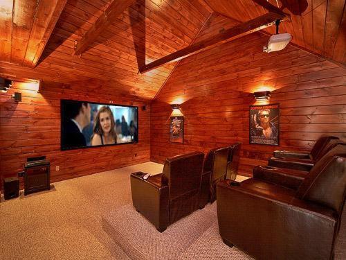 ein Wohnzimmer mit Stühlen und einem Flachbild-TV in der Unterkunft Firefly Lodge Holiday home in Gatlinburg