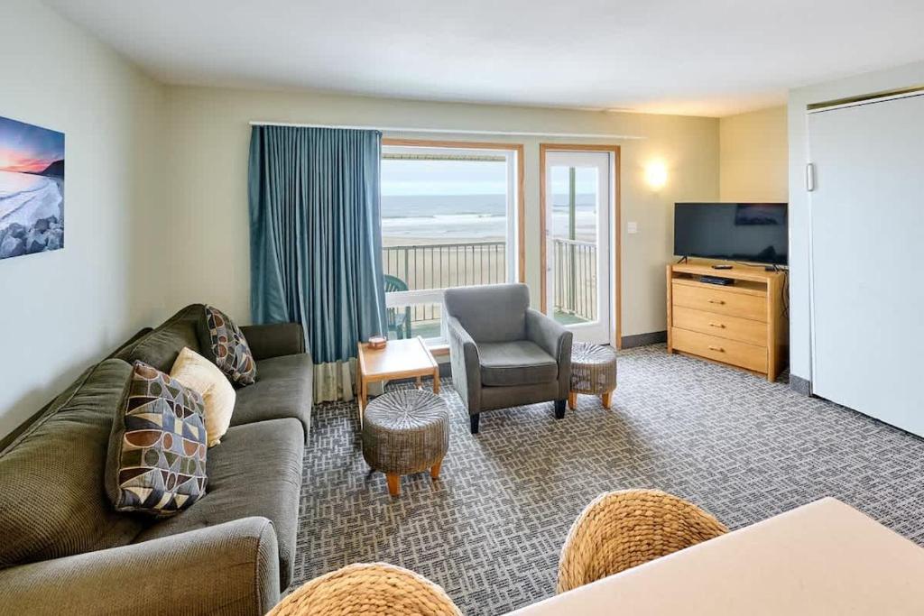 Μια τηλεόραση ή/και κέντρο ψυχαγωγίας στο Oceanfront Family Suite - Full Kitchen - Beautiful Views and Pool & Hot Tub Access