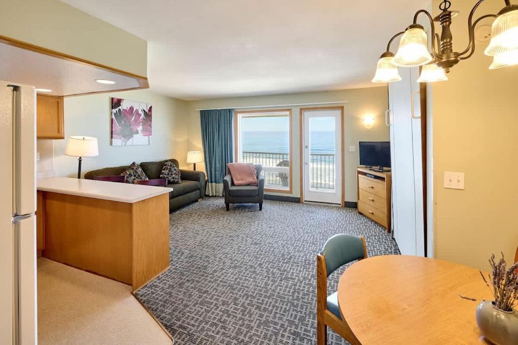Μια τηλεόραση ή/και κέντρο ψυχαγωγίας στο Oceanfront King Suite With Full Kitchen Beach Access Pool & Hot Tub