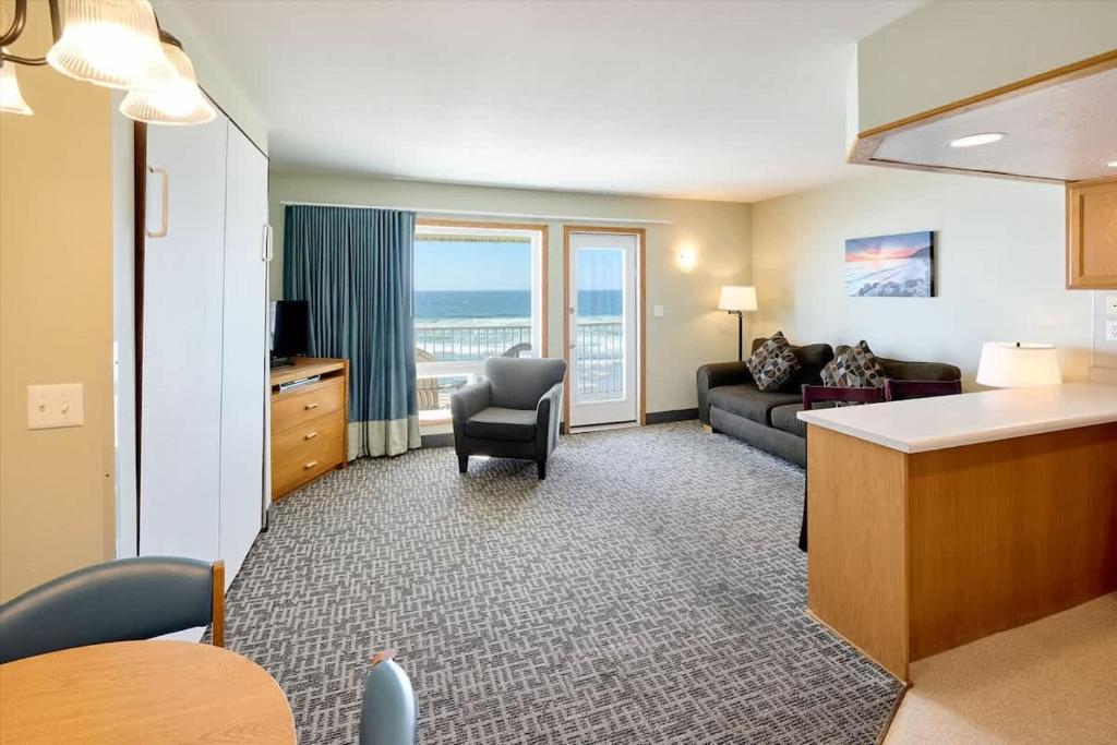Μια τηλεόραση ή/και κέντρο ψυχαγωγίας στο Oceanfront Family Suite With Full Kitchen Beach Access Pool & Hot Tub