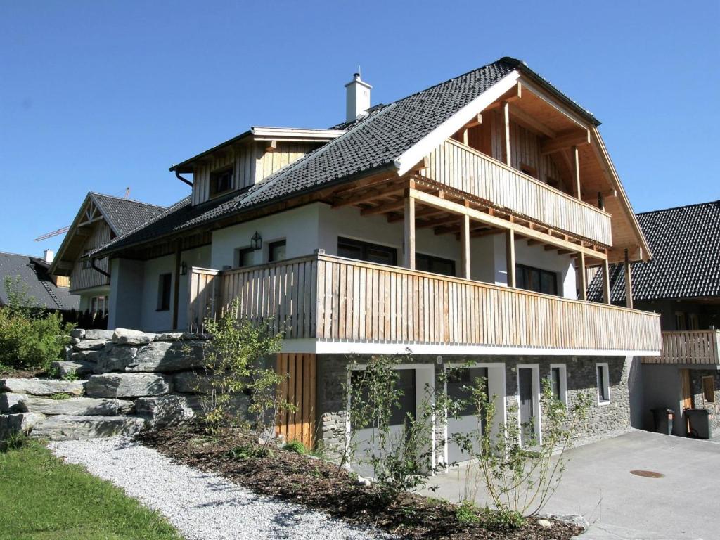 a house with a gambrel roof at Sonnenalm in Mauterndorf