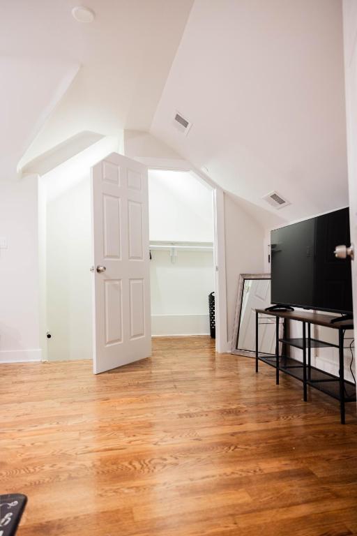 Joynest Loft - Private Entry & Bath photo