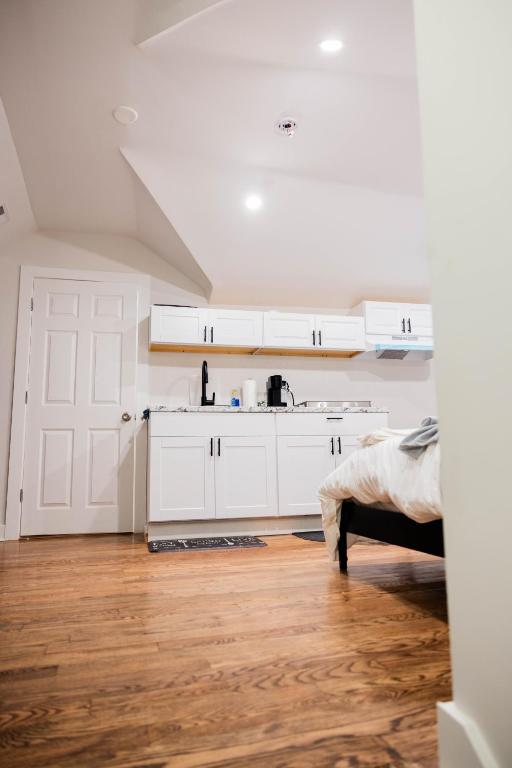 Joynest Loft - Private Entry & Bath photo