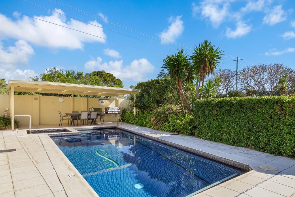 una piscina en el patio trasero de una casa en Aqua Solai 9, en Gold Coast