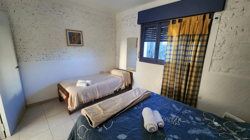 een kamer met twee bedden en een raam bij Apartamento 5 in Crespo