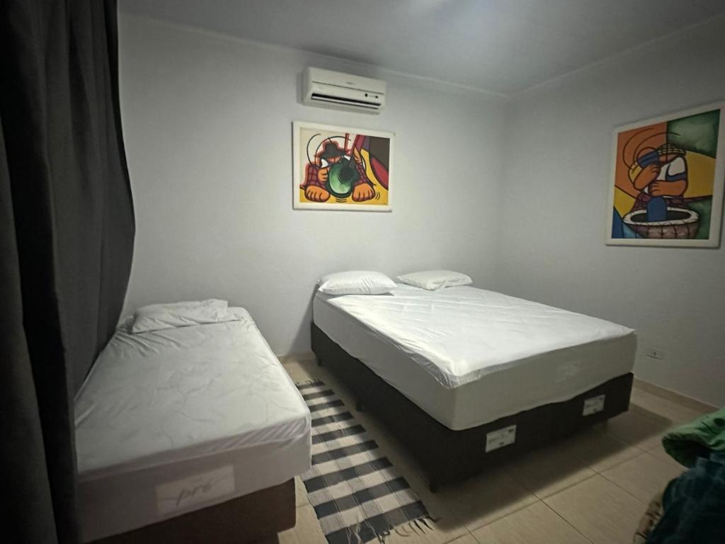two twin beds in a small room with at Casa Brisa in Sinop