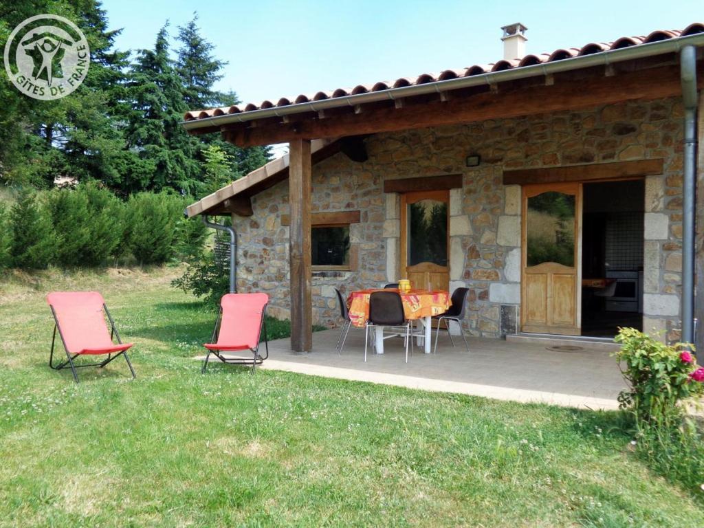 Κήπος έξω από το Gîte Lumineux avec Terrain Privatif et Terrasse - Idéal pour Activités de Plein Air ! - FR-1-496-145