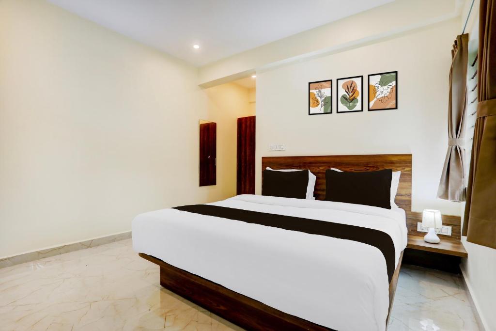 Una cama o camas en una habitación de Super Hotel O PANVITH SUITES near Bangalore International Airport