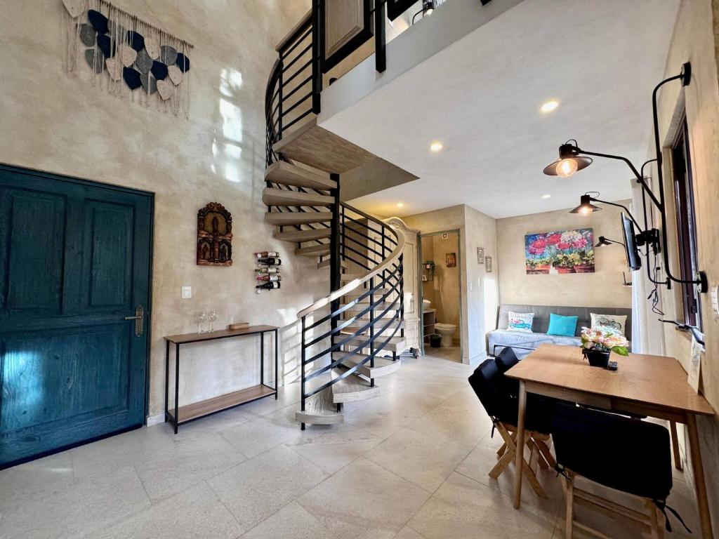 un soggiorno con una scala a chiocciola e un tavolo di Sofia en ValQuirico a Santeagueda