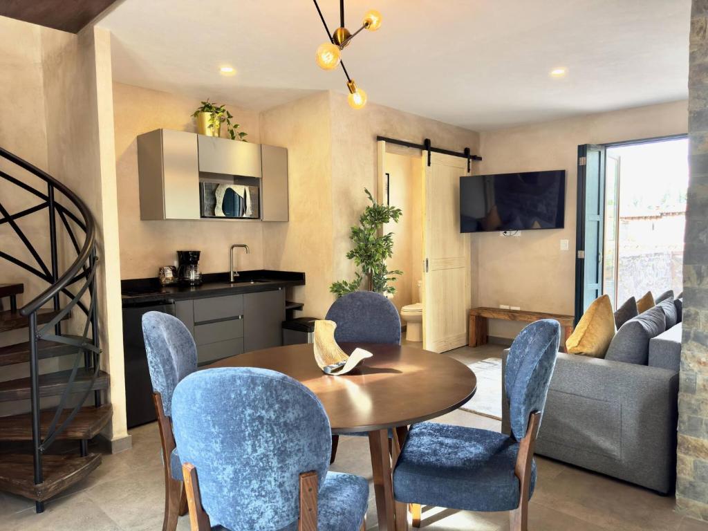 una cucina e un soggiorno con tavolo e sedie di Venezia 1 en ValQuirico a Santeagueda