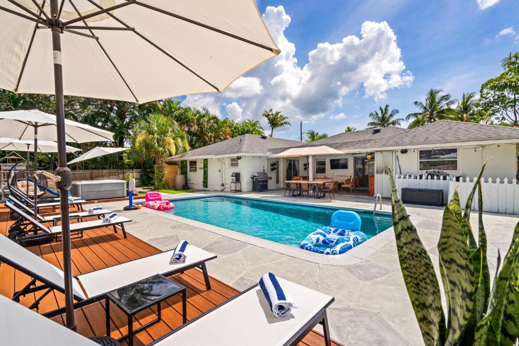Πισίνα στο ή κοντά στο The Palm Luxe Retreat