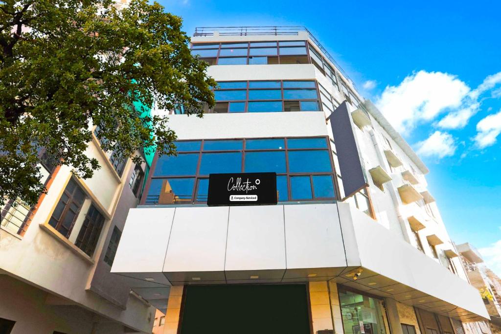 um prédio com uma placa na frente em Collection O Ajmer Station Road em Ajmer