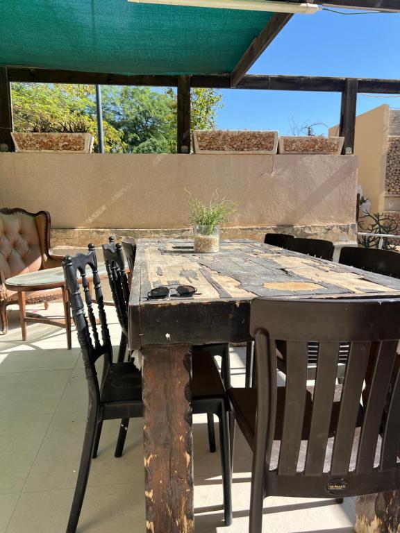 Gallery image of Black & white by Loren village in Neve Zohar