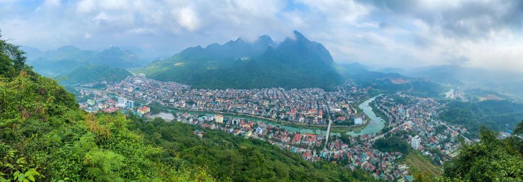 Cảnh núi rừng hoặc tầm nhìn ra núi từ khách sạn