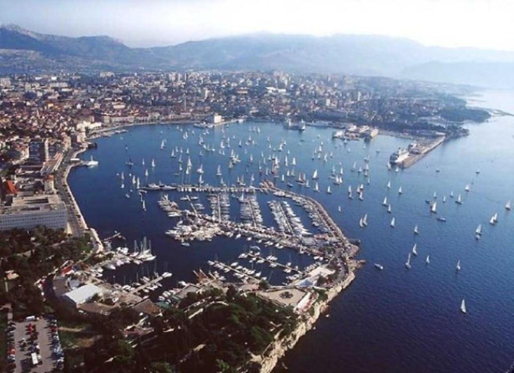 eine Luftansicht eines Hafens mit Booten im Wasser in der Unterkunft Apartment Rosse in Split