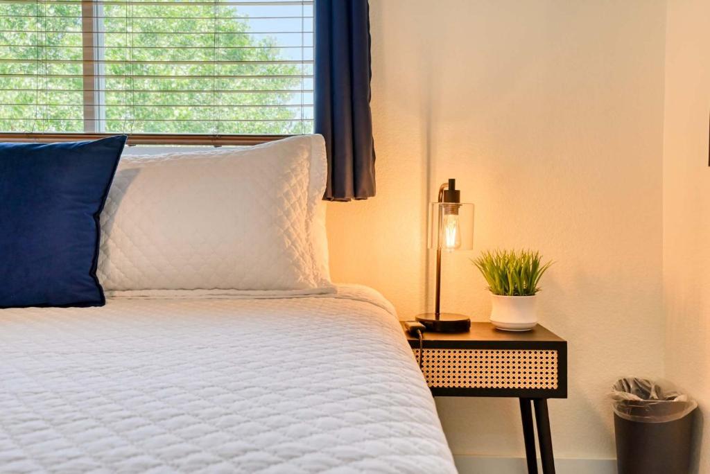 Ένα ή περισσότερα κρεβάτια σε δωμάτιο στο FlightDeck HotTub Fireplace NearAirport FamilyHome