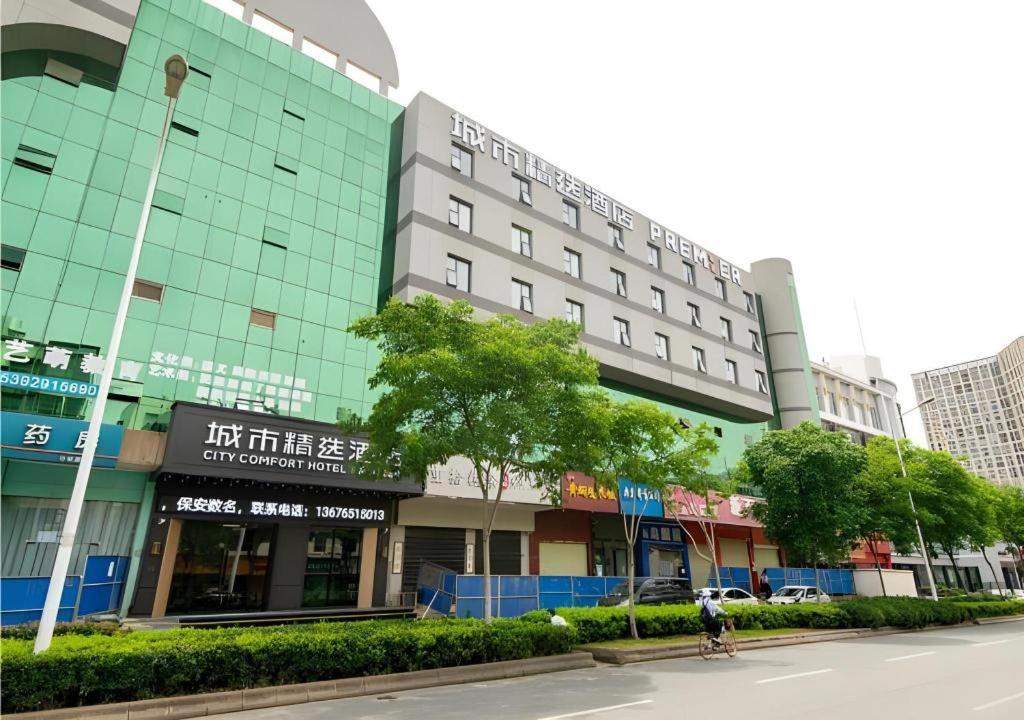un bâtiment au bord d'une rue dans l'établissement City Comfort Premier Hotel Wuhan Wangjiawan Hanyang Bus Station Metro Station, à Wuhan
