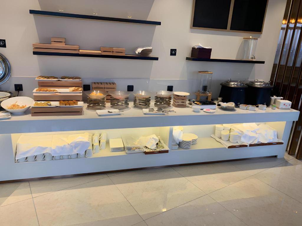 a display case with many different types of food at City Comfort Inn Zhongxiang Mochou Avenue in Zhongxiang