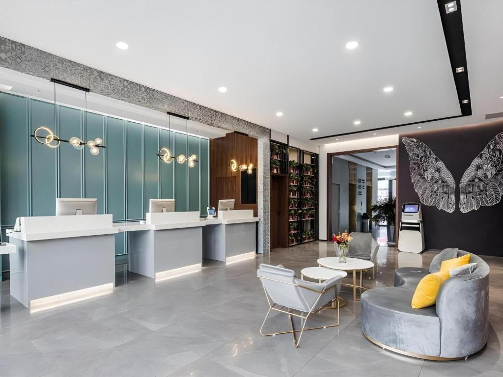 a room with a bar and a wine cellar at GEM Hotel Changzhou Xuejia'aoyuan North High-Speed Railway Station in Changzhou