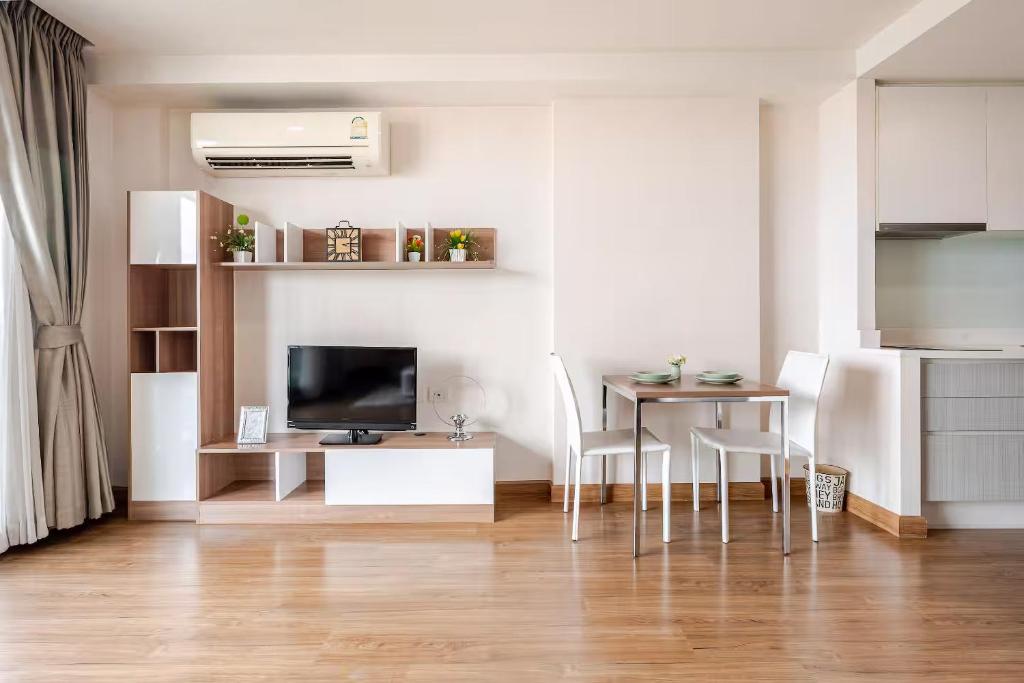 Μια τηλεόραση ή/και κέντρο ψυχαγωγίας στο The Nimmana Condo 810 - Super Deluxe 1BR Mountain View Penthouse