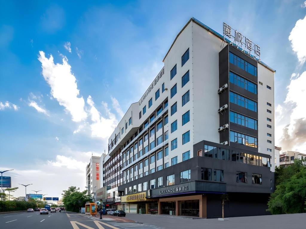潮州市にあるLavande Hotel Chaozhou Fortune Center Lin Streetの通りの角にある大きな白い建物