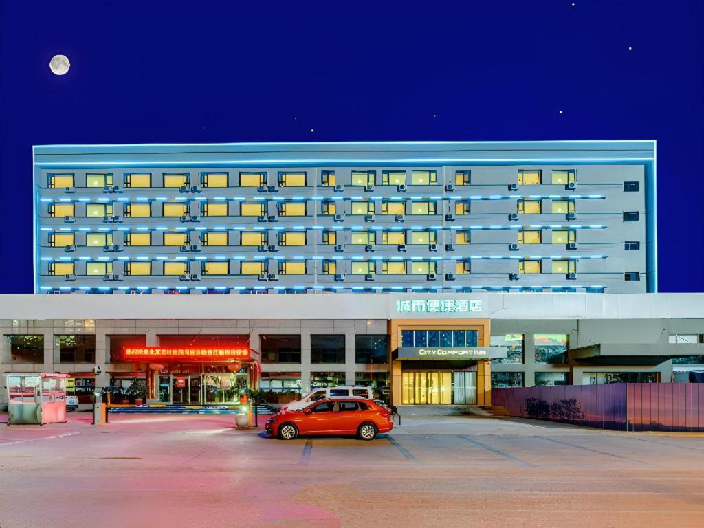 a car parked in a parking lot in front of a building at City Comfort Inn Tangshan Railway Station Lunan District Government in Tangshan