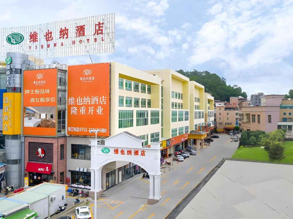 ulica miejska z budynkami i szyldami w obiekcie Vienna Hotel Guangdong Huizhou High-Speed North Railway Station Xiaojinkou w mieście Huizhou