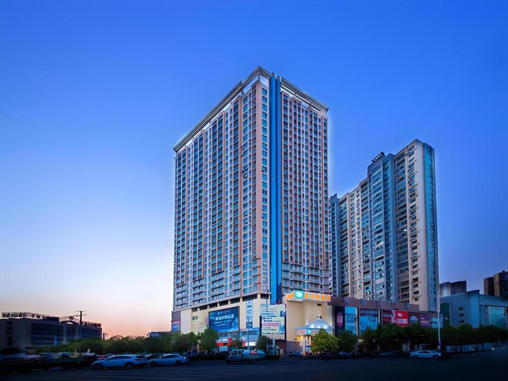 a large tall building in a city at Vienna Hotel Hubei Xiaogan Beijing Road in Xiaogan