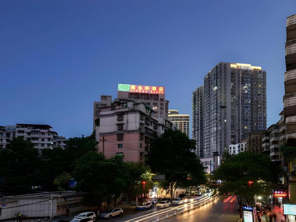 Nespecifikovaný výhled na destinaci Cun-i nebo výhled na město při pohledu z hotelu