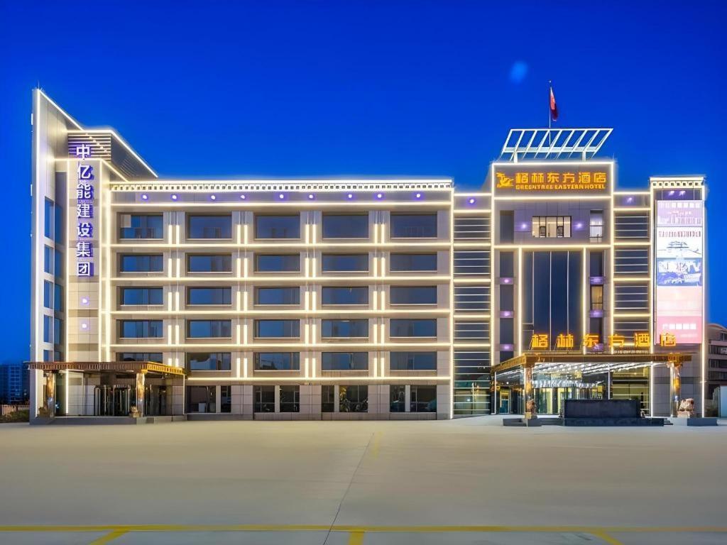 Un gran edificio blanco con muchas ventanas. en GreenTree Eastern Hotel Tianjin Dongli Development Zone Xinli Metro Station, en Tianjin