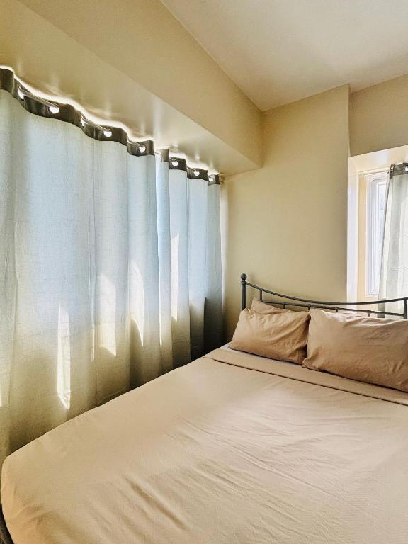 une chambre avec un lit et une fenêtre dans l'établissement Charming Iloilo City Condo for Rent - Entire House, à Iloilo